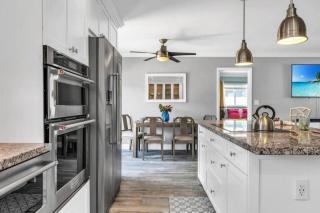 Deerfield Retreat! Walk to the Beach! Sleeps 8! - Deerfield Beach - 7