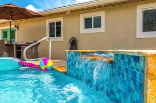 Deerfield Retreat! Walk to the Beach! Sleeps 8! - Deerfield Beach - 3