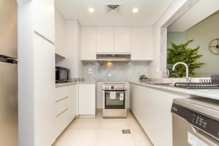 Luxury 2BR Apartment with Iconic Burj Al Arab View from the Swimming Pool - 5