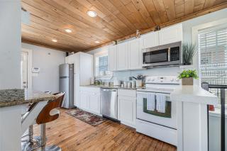 Captain Dan's Beach House - Galveston - 6