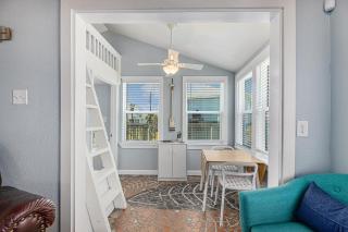 Captain Dan's Beach House - Galveston - 5