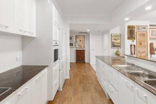 Oscar on Main resort Walk to beach and Tedder Ave - 7