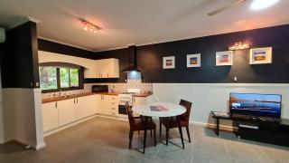 The Settler - Stylish One Bedroom Living with Private Courtyard - 8
