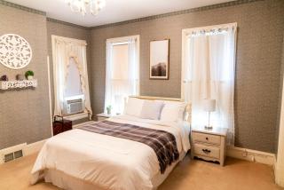 CHARMING EXECUTIVE VICTORIAN MANSION w/ FREE PARKING - near Bucknell - Milton - 7