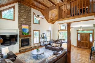 The Peaceful Perch Fireplace Community Amenities - Townsend - 9