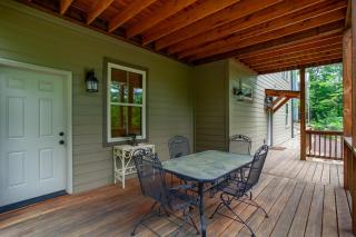 The Peaceful Perch Fireplace Community Amenities - Townsend - 2