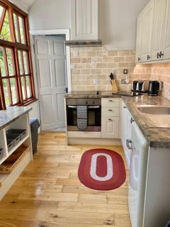 COME AND JOIN US ! 4 min walk to Beach, Pubs, Shops, Fab Htd Pool, Hottub, Games room,Tranquil gds, Historic, Bassets acre, Six beautiful 1-3 bedroom holiday homes with Free Parking and WiFi - Portreath - 3