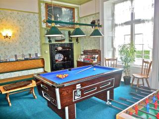 We are Unique ! 4 Min walk to Beach, Pubs, Restaurants, Shops! Htd Pool, Hottub, Games room, 1 acre Garden, BBQ's, Beautiful, Bassets acre, just 6 quality aparts, Free Parking and WIFI - 1