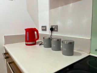 Well connected Birmingham City centre apartment with secure parking - 8