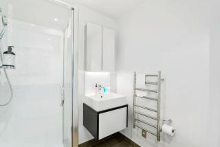 City Seaview Stunner with Pool and Gym - Auckland - 8