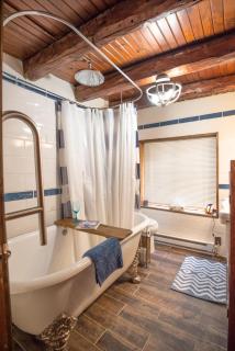 Blue Moon Log Cabin - Nashville - 1