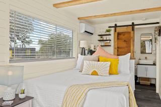 New The Sunrise Cozy Container Home - Fredericksburg - 9