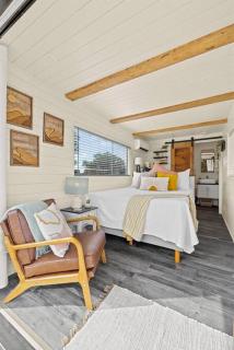 New The Sunrise Cozy Container Home - Fredericksburg - 5
