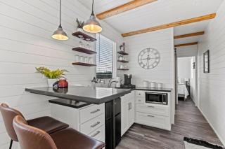 New! The Texas Longhorn-Luxury Container Home - Fredericksburg - 8