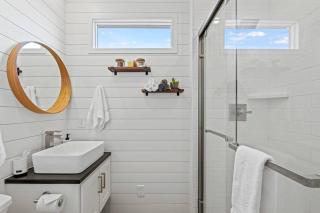 New! The Texas Longhorn-Luxury Container Home - Fredericksburg - 6