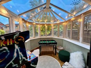 4-bed Cotswold getaway with hot tub & gaming room - Churchdown - 1