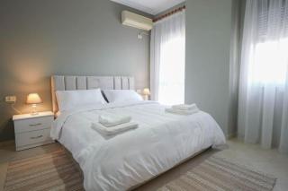 Staycation, City Center Apartment with balcony - Tirana - 0