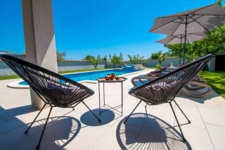 Charming Villa with Pool and Jacuzzi - Pula - 1