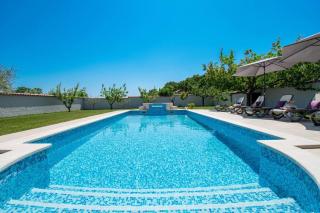 Charming Villa with Pool and Jacuzzi - Pula - 3