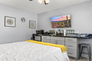 CHARMING STUDIO OVERLOOKING THE POOL. - Phoenix - 7