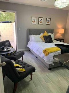 CHARMING STUDIO OVERLOOKING THE POOL. - Phoenix - 6