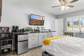 CHARMING STUDIO OVERLOOKING THE POOL. - Phoenix - 4