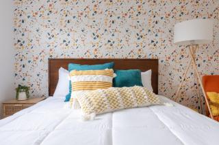 Retro Retreat renovated 2BR, desk, no chore list! - Kingston - 4