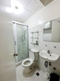 Modern Spacious 2BR Condo with Wifi at Aurora Gardens San Juan City near Rob Magnolia - 2