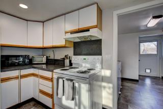 Little Blue Bungalow on Boise's Bench, Pet Friendly, Fully Fenced yard with doggie door! 2 miles from BSU, 5 minutes from Downtown Boise, Desk and workstation for remote workers, 2 TV's large walk-in closet, Good for mid-term stays - 1