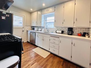 Celebration Chalet! Quant, cozy, a few blocks from BSU and close to downtown Boise, Fireplace, 4 beds, and seating for 6 Pets Welcome! - Boise - 3