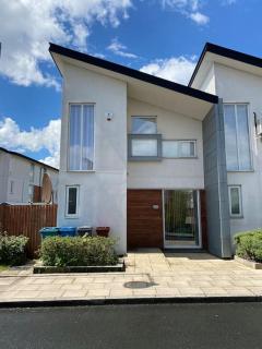 3-bedroom house - car parking - air conditioning - 4
