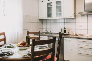 Marjan hill 3-BR apt,5 guests private garden near beach - 3