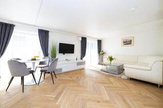New Apt w/Terrace, By Cohost - 6