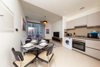 Beautiful 1BR - Close to Downtown with Pool and Gym - Dubai - 1