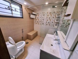 Hayyat Luxury Hotel Suites - Lahore - 5