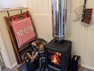 Hut In The Glade, Shepherds Hut with Hot Tub - 2