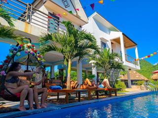 YoLo Pool Bar Villas & Garden Restaurant - Phong Nha - 1