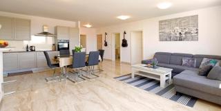 Modern 2-Bed Apt, Late check in available - 5