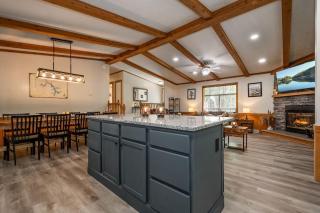 *Entire House • Sleeps 9 • Hot tub • Pets Welcome* - McHenry - 5