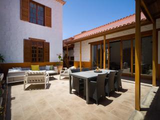 Beautiful beach house in traditional Canarian style - Puerto de Mogán - 0