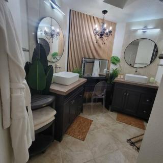The Ritz Spa Sanctuary hot tub/patio/fam/pet - Las Cruces - 8