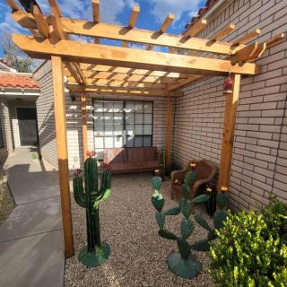 The Ritz Spa Sanctuary hot tub/patio/fam/pet - Las Cruces - 6