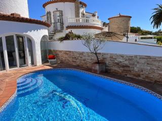 Villa Empuriabrava on main canal with 13 m private mooring, private pool, air con in all rooms, non-smoking - Empuriabrava - 0