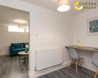 Entire House 3BR 7 Beds Sleeps 8 Ideal for Contractors Families Groups Near Town Centre Hospital Pubs Free Parking WiFi By Centro Stays - 1