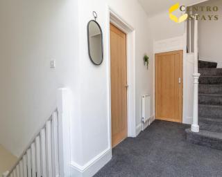 Ethel - 3BR 7 Beds - Sleeps up to 8 - Walk to Northampton Town Centre, Gen Hospital, Cafes, Pubs & Restaurants - Fast Wifi, Free Parking, SmartTV with Netflix by Centro Stays - Northampton - 5