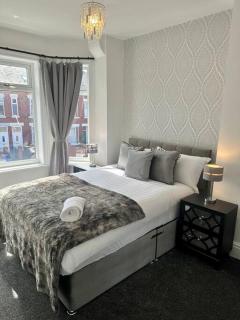 Large five bedroom home with parking, sleeps 11! - 8