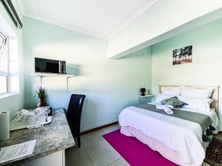 H G Deluxe Guest suites - East London - 2