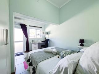 H G Deluxe Guest suites - East London - 9