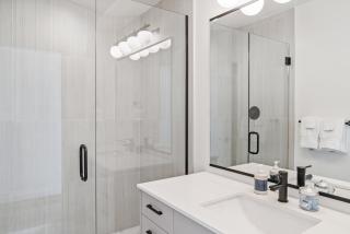 Modern two story townhouse near light rail - Seattle - 7