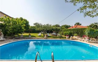 Four-Bedroom Holiday Home Lovinac With An Outdoor Swimming Pool 09 - 4